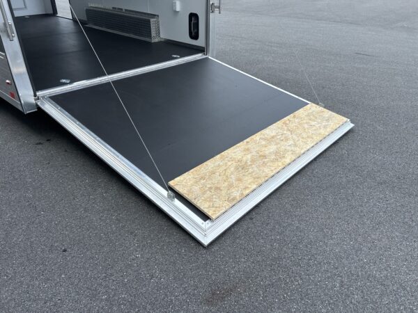 8' x 19' 7K Legend Deluxe V-Nose Enclosed Trailer - Image 17